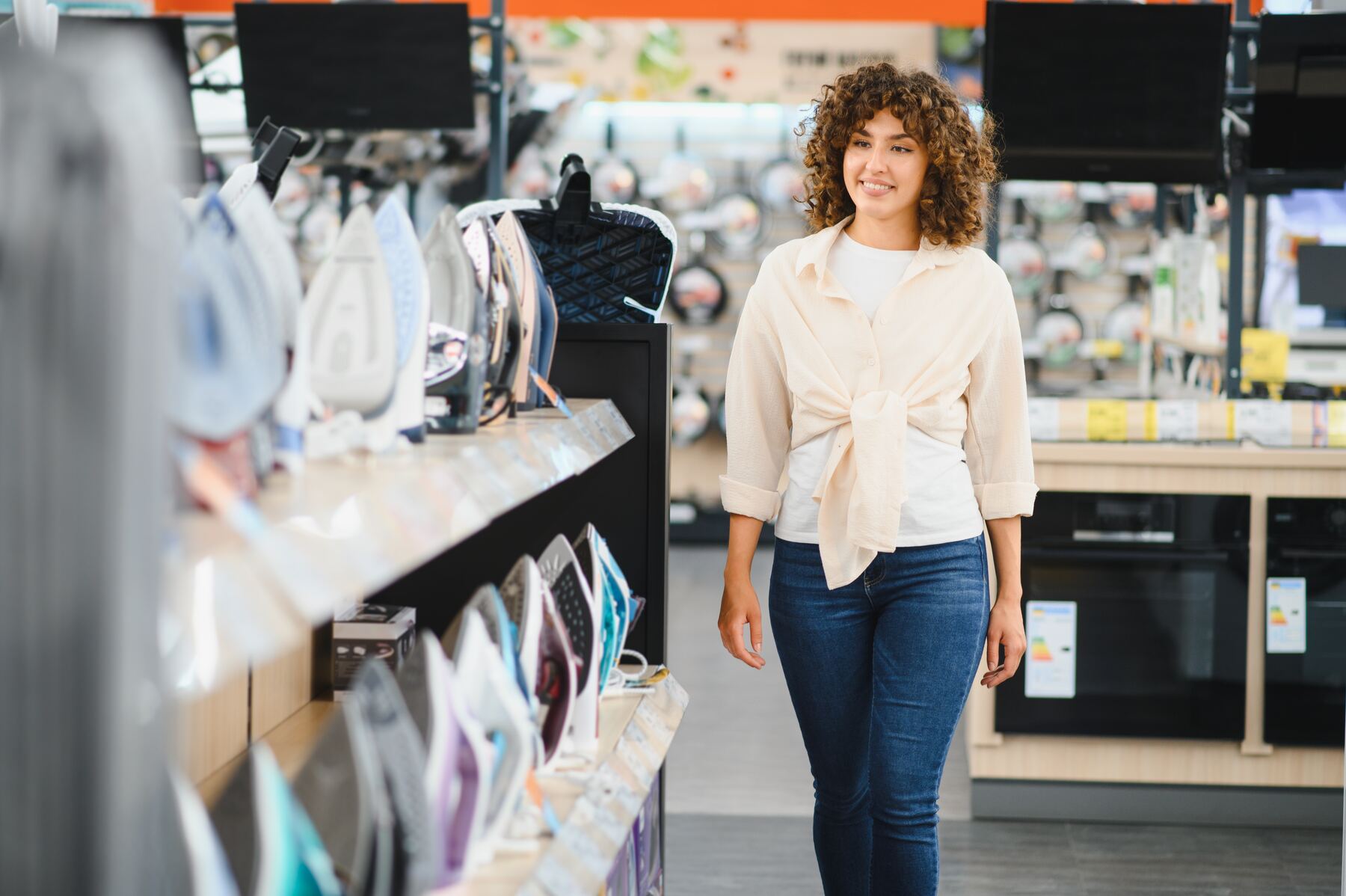 Cliente en parcours d'achat dans une enseigne retail